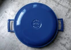 Saveur Selects Hapjespan Voyage - Classic Blue - ø 30 Cm / 4.2 Liter - Geëmailleerde Anti-aanbaklaag 9 Saveur Selects Hapjespan Voyage - Classic Blue - ø 30 Cm / 4.2 Liter - Geëmailleerde Anti-aanbaklaag -Alessi Verkoopwinkel 1 5 13 scaled 1