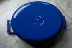 Saveur Selects Braadpan Ovaal Voyage - Classic Blue - ø 30 Cm - Geëmailleerde Anti-aanbaklaag -Alessi Verkoopwinkel 1 5 16 scaled 1