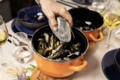 Cosy & Trendy Mosselpan - Oranje - ø 18 Cm / 2.8 Liter 8 Cosy & Trendy Mosselpan - Oranje - ø 18 Cm / 2.8 Liter -Alessi Verkoopwinkel 11 Mosselen Anovi 11 1