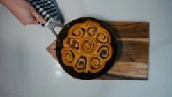 Saveur Selects Pannenset - Carbon Steel (Wokpan ø 35 Cm + Koekenpan ø 30 Cm) - Inductie En Alle Andere Warmtebronnen 18 Saveur Selects Pannenset - Carbon Steel (Wokpan ø 35 Cm + Koekenpan ø 30 Cm) - Inductie En Alle Andere Warmtebronnen -Alessi Verkoopwinkel 1200x675 2