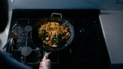 Saveur Selects Pannenset - Carbon Steel (Wokpan ø 35 Cm + Koekenpan ø 30 Cm) - Inductie En Alle Andere Warmtebronnen 19 Saveur Selects Pannenset - Carbon Steel (Wokpan ø 35 Cm + Koekenpan ø 30 Cm) - Inductie En Alle Andere Warmtebronnen -Alessi Verkoopwinkel 1200x675 3