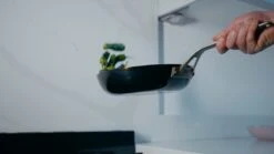 Saveur Selects Pannenset - Carbon Steel (Wokpan ø 35 Cm + Koekenpan ø 30 Cm) - Inductie En Alle Andere Warmtebronnen 14 Saveur Selects Pannenset - Carbon Steel (Wokpan ø 35 Cm + Koekenpan ø 30 Cm) - Inductie En Alle Andere Warmtebronnen -Alessi Verkoopwinkel 1200x675 4