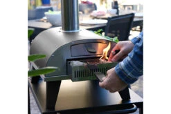 ZiiPa Pizza Oven Piana - Houtgestookt - Met Thermometer - Leisteen - Voor ø 30 Cm Pizza's - Roterende Pizzasteen 11 ZiiPa Pizza Oven Piana - Houtgestookt - Met Thermometer - Leisteen - Voor ø 30 Cm Pizza's - Roterende Pizzasteen -Alessi Verkoopwinkel 159597