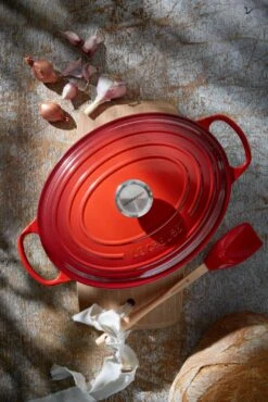Le Creuset Braadpan Signature - Ovaal - Kersenrood - ø 33 Cm / 7.5 Liter 8 Le Creuset Braadpan Signature - Ovaal - Kersenrood - ø 33 Cm / 7.5 Liter -Alessi Verkoopwinkel 21178330602430 3