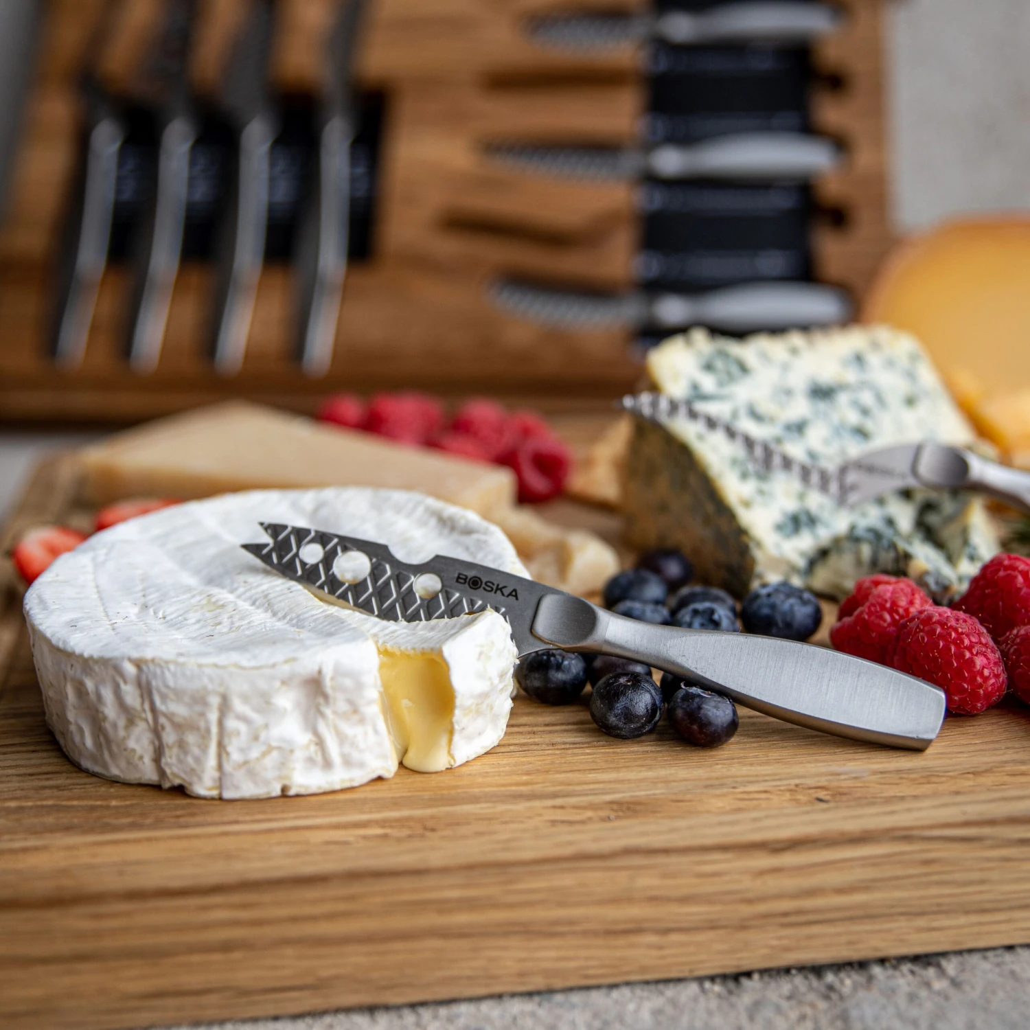 Boska Kaasset Ultimate Monaco+ (Eikenhouten Serveerplank & 10 RVS Kaasmessen) - 11 Delige Set 7 Boska Kaasset Ultimate Monaco+ (Eikenhouten Serveerplank & 10 RVS Kaasmessen) - 11 Delige Set - Afbeelding 7
