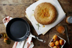 Le Creuset Koekenpannenset Les Forgées TNS - ø 24 En 28 Cm - Standaard Anti-aanbaklaag 14 Le Creuset Koekenpannenset Les Forgées TNS - ø 24 En 28 Cm - Standaard Anti-aanbaklaag -Alessi Verkoopwinkel 3453scr 929e23424a25489 1