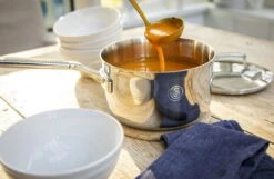 Saveur Selects Steelpan - TriPly RVS - ø 20 Cm / 2.8 Liter - Standaard Anti-aanbaklaag 8 Saveur Selects Steelpan - TriPly RVS - ø 20 Cm / 2.8 Liter - Standaard Anti-aanbaklaag -Alessi Verkoopwinkel 3QT Saucepan Lifestyle 1 scaled 1