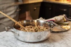 Saveur Selects Pannenset Voyage - TriPly RVS - 6 Delige Set 6 Saveur Selects Pannenset Voyage - TriPly RVS - 6 Delige Set -Alessi Verkoopwinkel 3QT Sauteuse Lifestyle 1 scaled 1