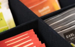 Sakura Tea Theedoos - Hout - 6-vaks - Met Fluweel - 24 X 16 Cm 9 Sakura Tea Theedoos - Hout - 6-vaks - Met Fluweel - 24 X 16 Cm -Alessi Verkoopwinkel 4 detail 6 en 9 8