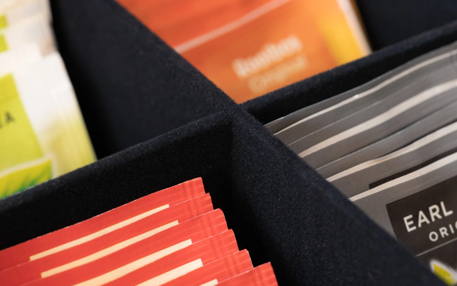 Sakura Tea Theedoos - Hout - 6-vaks - Met Fluweel - 24 X 16 Cm 4 Sakura Tea Theedoos - Hout - 6-vaks - Met Fluweel - 24 X 16 Cm - Afbeelding 4