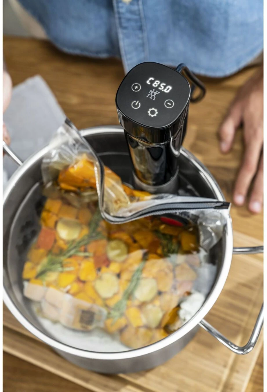 Zwilling Sous Vide Stick Enfinigy - Nauwkeurige Temperatuurinstelling - IPX7 Waterproof - Zwart 6 Zwilling Sous Vide Stick Enfinigy - Nauwkeurige Temperatuurinstelling - IPX7 Waterproof - Zwart - Afbeelding 6