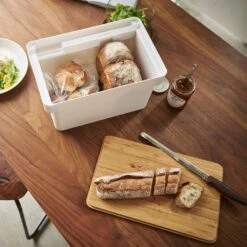 Yamazaki Broodtrommel Met Messenhouder Tower Wit 7 Yamazaki Broodtrommel Met Messenhouder Tower Wit -Alessi Verkoopwinkel 4946TOWERBREADCASEWITHKNIFEHOLDERWH 5 1000x