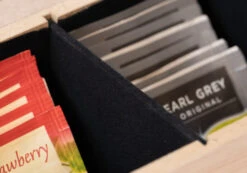 Sakura Tea Theedoos - Hout - 6-vaks - Met Fluweel - 24 X 16 Cm 10 Sakura Tea Theedoos - Hout - 6-vaks - Met Fluweel - 24 X 16 Cm -Alessi Verkoopwinkel 5 detail 6 lang hout 2