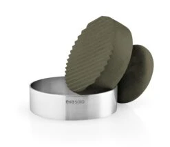 Eva Solo Hamburgerpers Green Tools - Staal - ø 9 Cm 9 Eva Solo Hamburgerpers Green Tools - Staal - ø 9 Cm -Alessi Verkoopwinkel 531501 Green tool burger press skilt1 aRGB High
