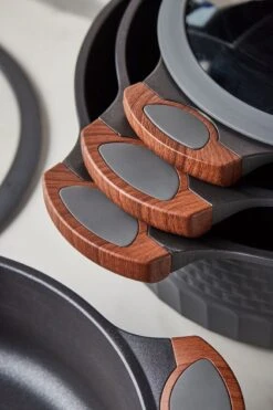 Resto Kitchenware Pannenset - 13 Delige Set - Inductie En Alle Andere Warmtebronnen 10 Resto Kitchenware Pannenset - 13 Delige Set - Inductie En Alle Andere Warmtebronnen -Alessi Verkoopwinkel 799x1200 2