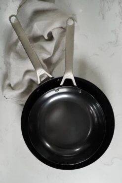 Saveur Selects Pannenset - Carbon Steel (Wokpan ø 35 Cm + Koekenpan ø 30 Cm) - Inductie En Alle Andere Warmtebronnen 17 Saveur Selects Pannenset - Carbon Steel (Wokpan ø 35 Cm + Koekenpan ø 30 Cm) - Inductie En Alle Andere Warmtebronnen -Alessi Verkoopwinkel 800x1200 1