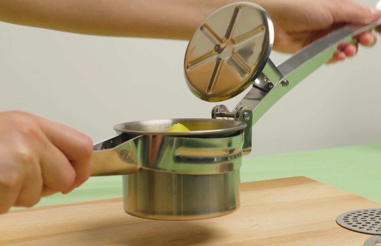 Sareva Pureeknijper / Aardappelpers - RVS - ø 10 Cm 2 Sareva Pureeknijper / Aardappelpers - RVS - ø 10 Cm - Afbeelding 2