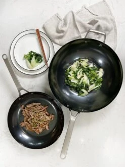 Saveur Selects Pannenset - Carbon Steel (Wokpan ø 35 Cm + Koekenpan ø 30 Cm) - Inductie En Alle Andere Warmtebronnen 13 Saveur Selects Pannenset - Carbon Steel (Wokpan ø 35 Cm + Koekenpan ø 30 Cm) - Inductie En Alle Andere Warmtebronnen -Alessi Verkoopwinkel 899x1200