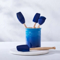 Le Creuset Spatelset - Met Spatelpot - Premium - Azure - 5-delig 9 Le Creuset Spatelset - Met Spatelpot - Premium - Azure - 5-delig -Alessi Verkoopwinkel 91057001220000 alt3