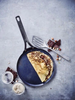 BK Pannenkoekenpan Black Steel - ø 26 Cm 8 BK Pannenkoekenpan Black Steel - ø 26 Cm -Alessi Verkoopwinkel 9df6ad563820f2bb9fbfb56eef8ae7a754c0e4ed Black steel Crepe Pan3