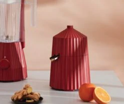 Alessi Citruspers Plissé - Elektrisch - Rood - Michele De Lucchi - MDL07 R 8 Alessi Citruspers Plissé - Elektrisch - Rood - Michele De Lucchi - MDL07 R -Alessi Verkoopwinkel Alessi Citruspers sfeer1