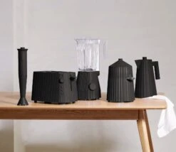 Alessi Staafmixer Plissé - 2 Standen - Zwart - Michele De Lucchi - MDL10 B 7 Alessi Staafmixer Plissé - 2 Standen - Zwart - Michele De Lucchi - MDL10 B -Alessi Verkoopwinkel Alessi Plisse MDL06 07 08 09 10 B A4 3500pxl 6