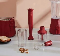 Alessi Staafmixer Set Plissé - Rood - Michele De Lucchi - MDL10S R 16 Alessi Staafmixer Set Plissé - Rood - Michele De Lucchi - MDL10S R -Alessi Verkoopwinkel Alessi Staafmixer sfeer1