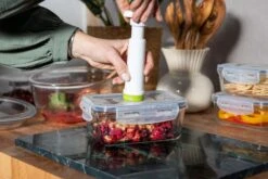 Sareva Vacuum Ovenschalen / Vershoudbakjes - Hittebestendig Glas - 3 Delige Set / 970 Ml + 1.7 Ltr 7 Sareva Vacuum Ovenschalen / Vershoudbakjes - Hittebestendig Glas - 3 Delige Set / 970 Ml + 1.7 Ltr -Alessi Verkoopwinkel Crumble in ovenschaal en vershoudbakjes 8 2