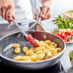 Demeyere Koekenpan Alu Plus 3 - Ceraforce - ø 24 Cm - Keramische Anti-aanbaklaag 7 Demeyere Koekenpan Alu Plus 3 - Ceraforce - ø 24 Cm - Keramische Anti-aanbaklaag -Alessi Verkoopwinkel Demeyere Alu Plus 3 5