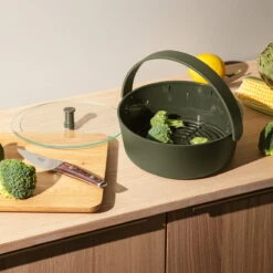 Eva Solo Stoommandje Voor Magnetron Green Tools ø 22 X 9 Cm 7 Eva Solo Stoommandje Voor Magnetron Green Tools ø 22 X 9 Cm -Alessi Verkoopwinkel Eva Solo Green Tool Daempfer fuer die Mikrowelle Situation 2