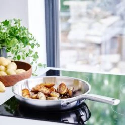 KitchenAid Koekenpan - Multi-Ply RVS - ø 24 Cm - Zonder Anti-aanbaklaag 11 KitchenAid Koekenpan - Multi-Ply RVS - ø 24 Cm - Zonder Anti-aanbaklaag -Alessi Verkoopwinkel KA Koekenpan Multiply Stainless 2 1