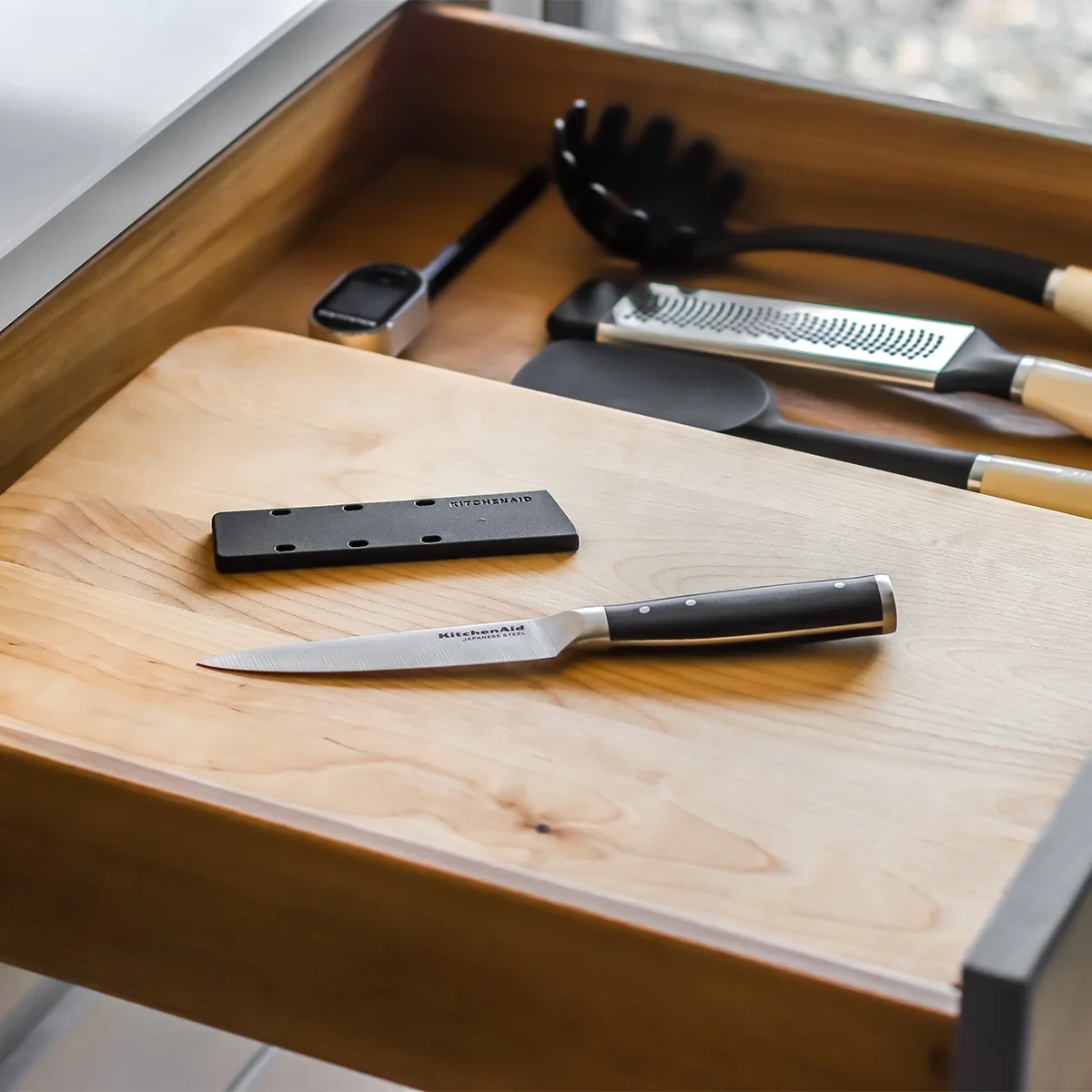 KitchenAid Officemes Gourmet 12 Cm + Gratis Mesbeschermer 2 KitchenAid Officemes Gourmet 12 Cm + Gratis Mesbeschermer - Afbeelding 2