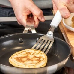 KitchenAid Bakspaan Classic - Zilver / Wit 5 KitchenAid Bakspaan Classic - Zilver / Wit -Alessi Verkoopwinkel KitchenAid szkatula do smazenia nalesnikow CLASSIC White KCG024OHWHE 5057982066390