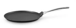 Le Creuset Pannenkoekenpan Les Forgées TNS - ø 24 Cm - Standaard Anti-aanbaklaag 10 Le Creuset Pannenkoekenpan Les Forgées TNS - ø 24 Cm - Standaard Anti-aanbaklaag -Alessi Verkoopwinkel LC 20190624 ZS PS FS 51106280010002 001