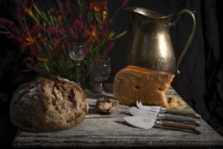 Laguiole Style De Vie Kaasmessenset Treasure 3 Stuks 8 Laguiole Style De Vie Kaasmessenset Treasure 3 Stuks -Alessi Verkoopwinkel Laguiole Kaasmessen Sfeer04