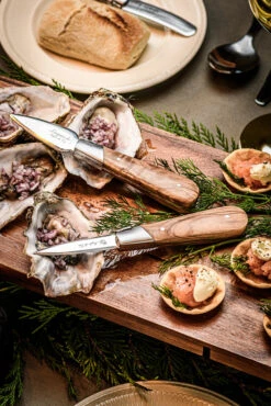 Laguiole Style De Vie Oestermessen Met Oesterhouder Luxury Line Olijfhout 6 Laguiole Style De Vie Oestermessen Met Oesterhouder Luxury Line Olijfhout -Alessi Verkoopwinkel OesterOliveGift 3