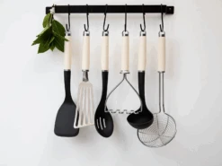 KitchenAid Soeplepel Core - Amandelwit 7 KitchenAid Soeplepel Core - Amandelwit -Alessi Verkoopwinkel Productafbeeldingen CL 2023 03 09T144311.512