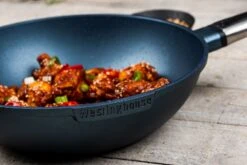 Westinghouse Wokpan Performance - Bravery Blue - ø 28 Cm - Standaard Anti-aanbaklaag 17 Westinghouse Wokpan Performance - Bravery Blue - ø 28 Cm - Standaard Anti-aanbaklaag -Alessi Verkoopwinkel WCCW0095028BL 11