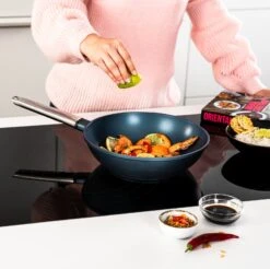 Westinghouse Wokpan Performance - Bravery Blue - ø 28 Cm - Standaard Anti-aanbaklaag 19 Westinghouse Wokpan Performance - Bravery Blue - ø 28 Cm - Standaard Anti-aanbaklaag -Alessi Verkoopwinkel WCCW0095028BL 13