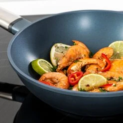 Westinghouse Wokpan Performance - Bravery Blue - ø 28 Cm - Standaard Anti-aanbaklaag 18 Westinghouse Wokpan Performance - Bravery Blue - ø 28 Cm - Standaard Anti-aanbaklaag -Alessi Verkoopwinkel WCCW0095028BL 14