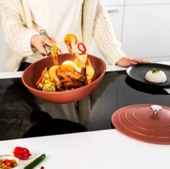 Westinghouse Wokpan Performance - Rebel Red - ø 28 Cm - Standaard Anti-aanbaklaag 26 Westinghouse Wokpan Performance - Rebel Red - ø 28 Cm - Standaard Anti-aanbaklaag -Alessi Verkoopwinkel WCCW0095028OR 13