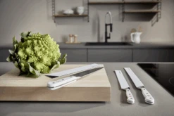 Wusthof Mesbeschermer Tot 12 Cm Laag Wit 5 Wusthof Mesbeschermer Tot 12 Cm Laag Wit -Alessi Verkoopwinkel Wusthof Mesbeschermer Tot 30 cm Laag Wit 1 3