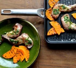 Valira Grillpan Aire Met Handgrepen - 28 X 28 Cm - Standaard Anti-aanbaklaag 7 Valira Grillpan Aire Met Handgrepen - 28 X 28 Cm - Standaard Anti-aanbaklaag -Alessi Verkoopwinkel grillpansfeerfoto3 3