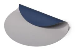 Jay Hill Placemats - Vegan Leer - Grijs / Blauw - Dubbelzijdig - ø 38 Cm - 6 Stuks 11 Jay Hill Placemats - Vegan Leer - Grijs / Blauw - Dubbelzijdig - ø 38 Cm - 6 Stuks -Alessi Verkoopwinkel jay hill placemat rond lichtgrijs blauw 1