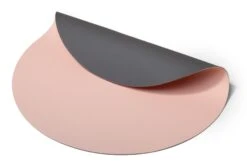 Jay Hill Placemats - Vegan Leer - Grijs / Roze - Dubbelzijdig - ø 38 Cm - 6 Stuks 13 Jay Hill Placemats - Vegan Leer - Grijs / Roze - Dubbelzijdig - ø 38 Cm - 6 Stuks -Alessi Verkoopwinkel jay hill placemat rond roze grijs 1