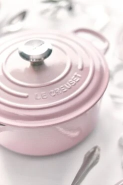 Le Creuset Braadpan Signature - Shell Pink - ø 24 Cm / 4.2 Liter 8 Le Creuset Braadpan Signature - Shell Pink - ø 24 Cm / 4.2 Liter -Alessi Verkoopwinkel le creuset braadpan shell pink sfeerbeeld 2