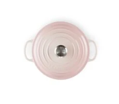 Le Creuset Braadpan Signature - Shell Pink - ø 24 Cm / 4.2 Liter 9 Le Creuset Braadpan Signature - Shell Pink - ø 24 Cm / 4.2 Liter -Alessi Verkoopwinkel le creuset sginature braadpan shell pink 24cm 1