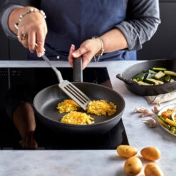 Demeyere Koekenpan Alu Comfort 3 - Duraslide - ø 20 Cm - Standaard Anti-aanbaklaag 10 Demeyere Koekenpan Alu Comfort 3 - Duraslide - ø 20 Cm - Standaard Anti-aanbaklaag -Alessi Verkoopwinkel pdp masonry content demeyere alu comfort dura 3 pan soft utensils 750x750