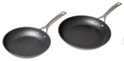 Le Creuset Koekenpannenset Les Forgées TNS - ø 24 En 28 Cm - Standaard Anti-aanbaklaag 16 Le Creuset Koekenpannenset Les Forgées TNS - ø 24 En 28 Cm - Standaard Anti-aanbaklaag -Alessi Verkoopwinkel product 1 2