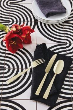 Sambonet Bestekset Flat - Champagne - 24 Delig / 6 Personen 8 Sambonet Bestekset Flat - Champagne - 24 Delig / 6 Personen -Alessi Verkoopwinkel sambonet bestekset flat champagne sfeer3